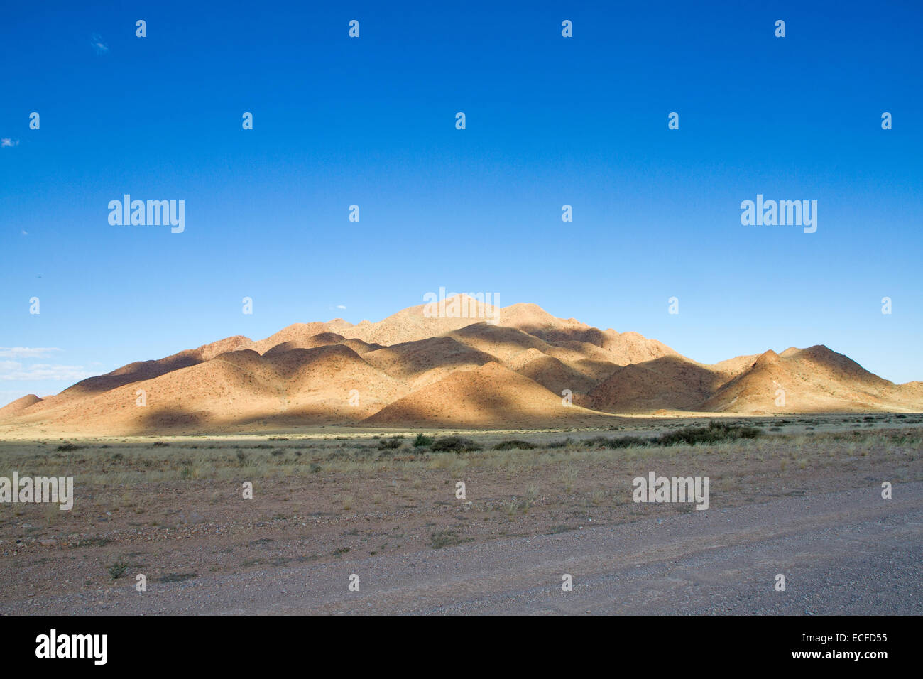 Colline nel paesaggio con nuvole ombra in Sossusvlei park, Namibia Foto Stock