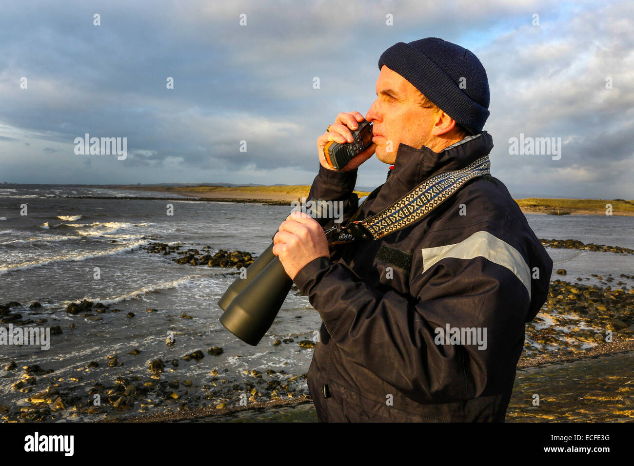 Irvine beach, Ayrshire, in Scozia, Regno Unito. 13 dicembre, 2014. Il primo fine settimana dopo il recente grave tempesta, il volontario dei membri della Scottish Coastwatch pattugliano la spiaggia a Irvine, Ayrshire per garantire la sicurezza dei cittadini e avvisarli di aree potenzialmente pericolose e delle maree. La recente di onde alte e meteo bomba colpite la costa dell'Ayrshire e ormai le persone sono venuti a piedi il litorale. Coastwatch è una organizzazione composta da volontari e ha uno stretto rapporto di lavoro con la Guardia Costiera e di altri servizi di emergenza. Credito: Findlay/Alamy Live News Foto Stock