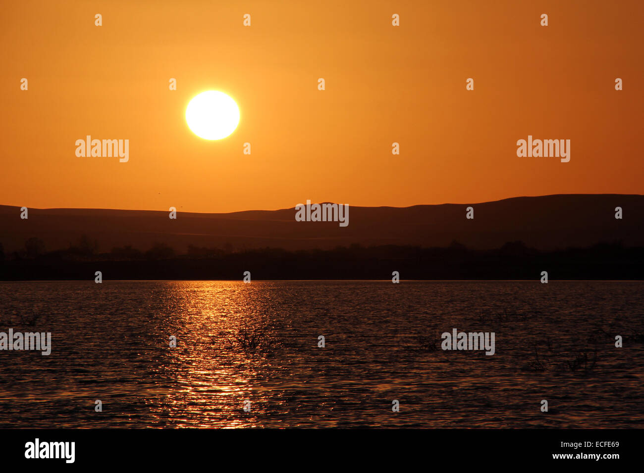 Il tramonto del Birket Siwa sale-acqua lago, nell'oasi di Siwa, Egitto domenica 14 novembre 2010 Foto Stock