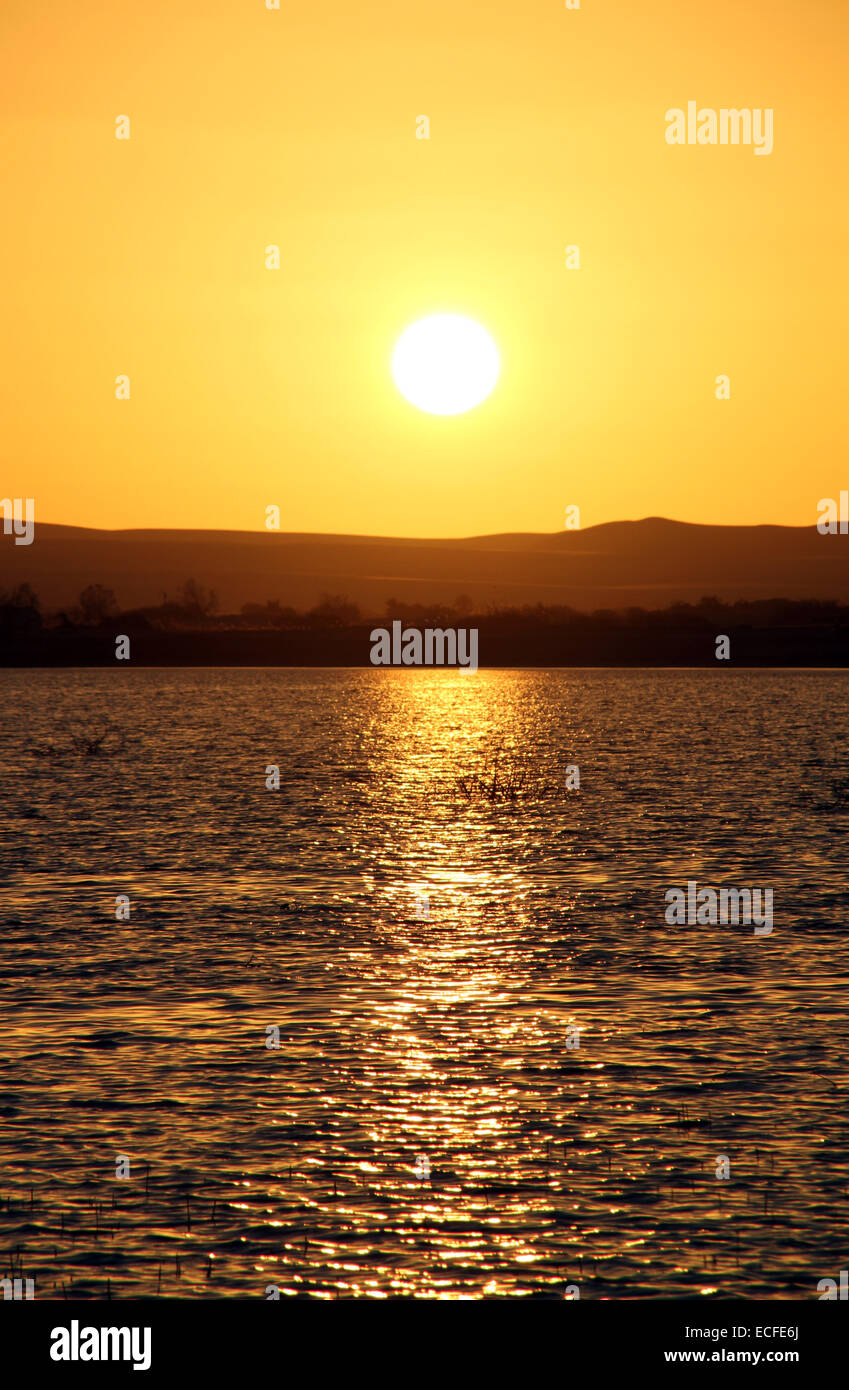 Il tramonto del Birket Siwa sale-acqua lago, nell'oasi di Siwa, Egitto domenica 14 novembre 2010 Foto Stock