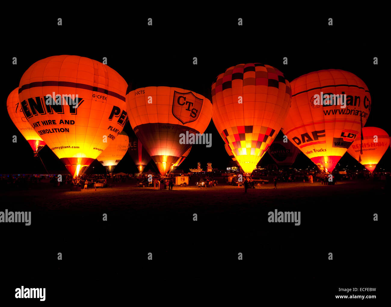 Notte di bagliore i palloni ad aria calda Foto Stock