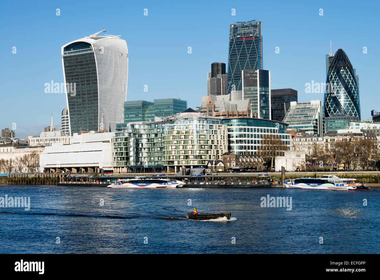 Grattacieli moderni fanno parte della città di Londra il quartiere finanziario dal fiume Tamigi England Regno Unito Regno Unito Foto Stock