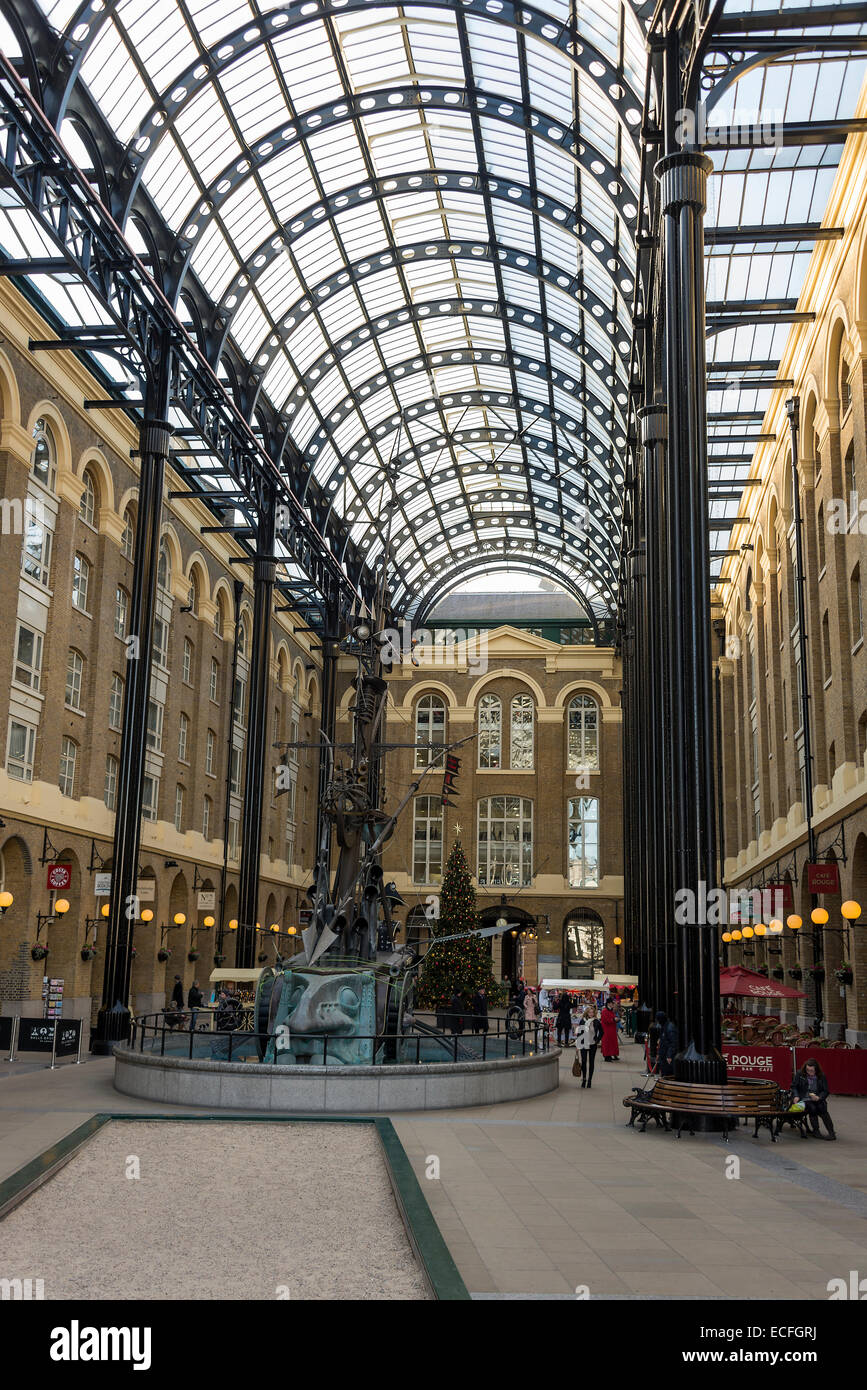 Il fieno la Galleria Arcade il Southbank vicino al Tower Bridge sul fiume Tamigi Londra Inghilterra Regno Unito Regno Unito Foto Stock