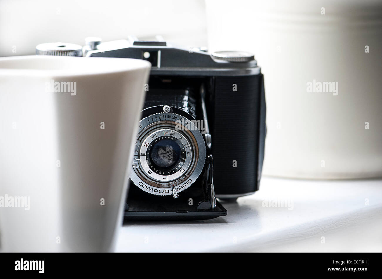 Film di antiquariato della telecamera e il cappuccio del caffè Foto Stock
