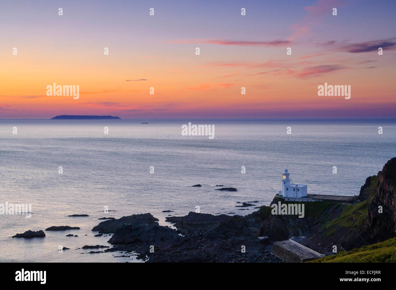 Hartland Point Lighthouse sulla penisola di Hartland Costa del patrimonio in North Devon al crepuscolo si affaccia su Lundy Island. Inghilterra Foto Stock