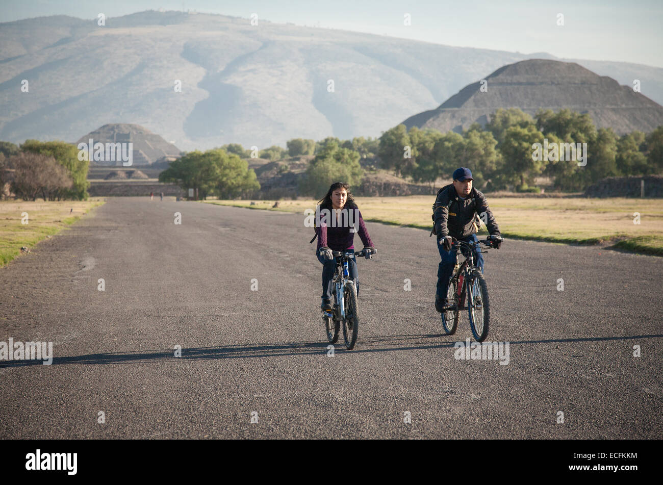 Teotihuacan, Messico - Marzo 3, 2012: persone sconosciute equitazione biciclette sul Viale dei Morti in Teotihuacan nelle prime ore del mattino Foto Stock