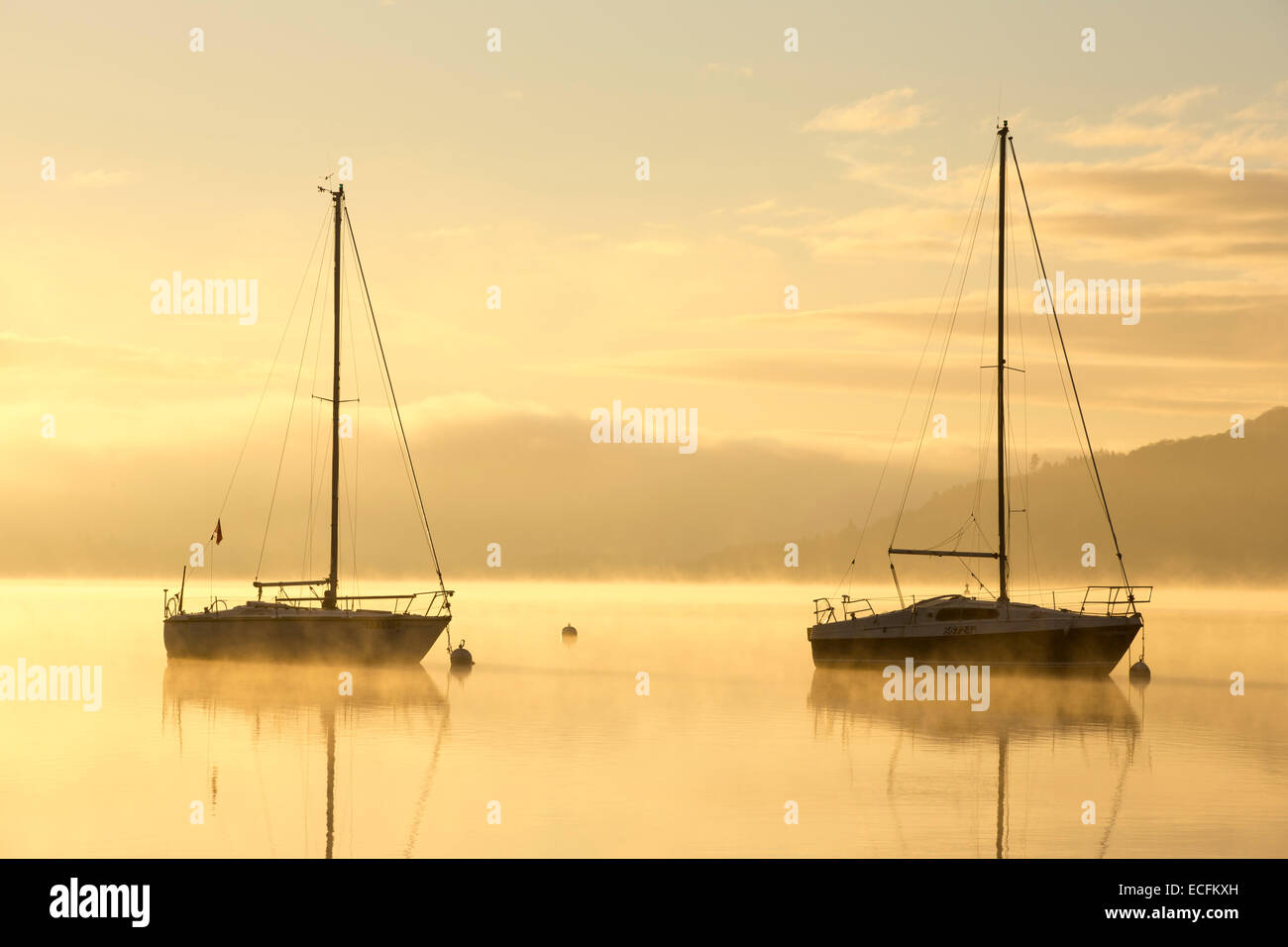 Alba sulle barche a vela sul lago di Windermere in Ambleside, Lake District, UK. Foto Stock