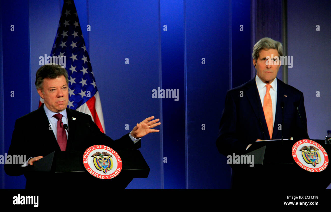 Il presidente Juan Manuel Santos (L) e il Segretario di Stato americano, John Kerry (R) a Narino's Palace durante una conferenza stampa. Il tema principale del meeting è stato il supporto degli STATI UNITI Governo per il processo di pace in Colombia tra il governo nazionale e il movimento di guerriglia FARC. Questa è la seconda visita di Kerry alla Colombia, poiché egli ha assunto la sua attuale post. © Cesar Marino García/Pacific Press/Alamy Live News Foto Stock