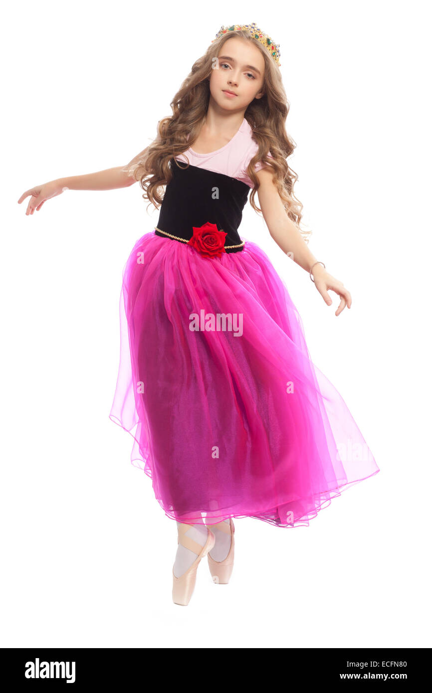 Bellissima femmina giovane ballerina classica sulla pointe shoes wearingblack Body rosa e calze e abito viola isolato su Foto Stock