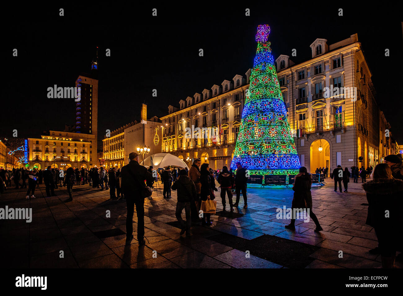 Piazza Castello a Torino, Italia. 13 dicembre, 2014. Albero di natale in Piazza Castello Credito: Davvero Facile Star/Alamy Live News Foto Stock
