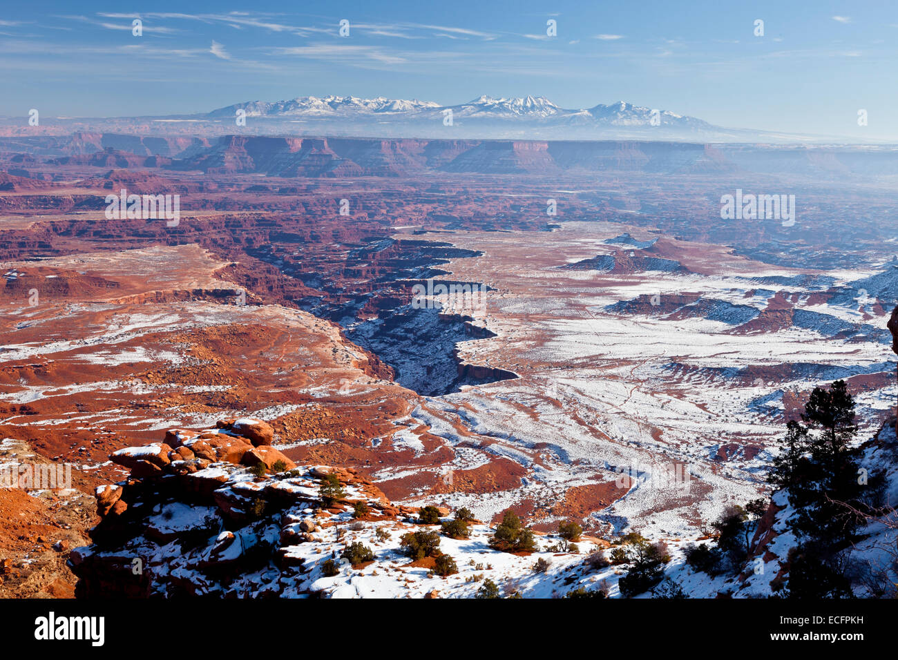 Guardando ad est dall'isola nel cielo la sezione del parco nazionale di Canyonlands verso le montagne lasal durante il periodo invernale Foto Stock