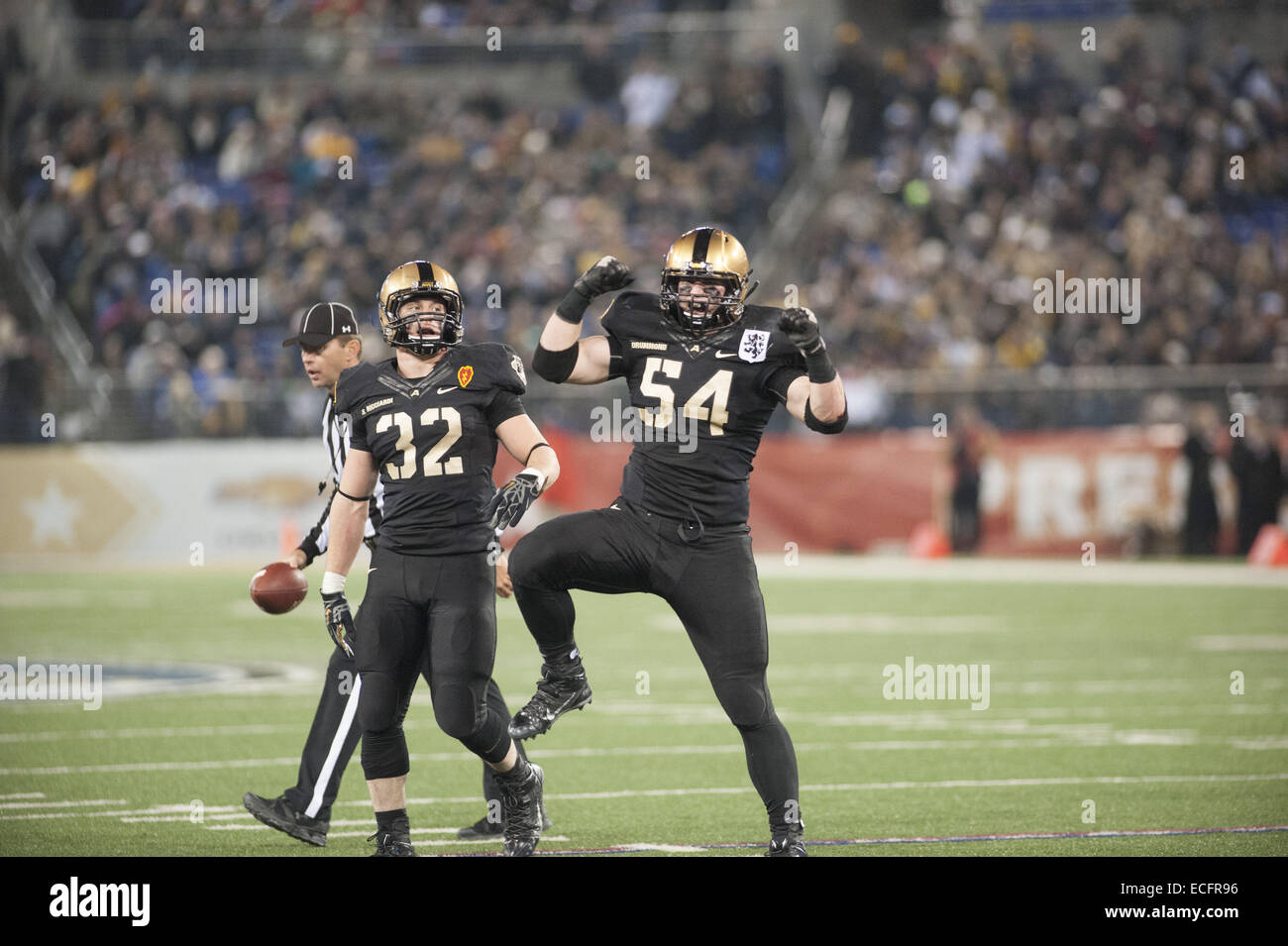 Baltimore, Maryland, Stati Uniti d'America. Xiii Dec, 2014. Dell'esercito DL JOE DRUMMOND (54) pompe fino i ventilatori 115Army Navy game tenutosi a M&T Bank in Baltimore MD © Ricky Fitchett/ZUMA filo/Alamy Live News Foto Stock