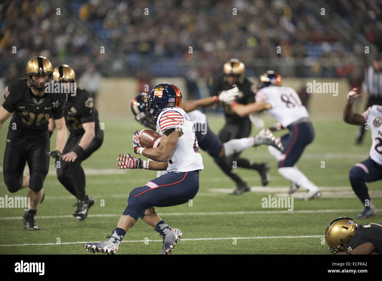 Baltimore, Maryland, Stati Uniti d'America. Xiii Dec, 2014. Navy SB RYAN WILLIAMS-Jenkins (24) corre la sfera contro l esercito al 115Army Navy game tenutosi a M&T Bank in Baltimore MD © Ricky Fitchett/ZUMA filo/Alamy Live News Foto Stock