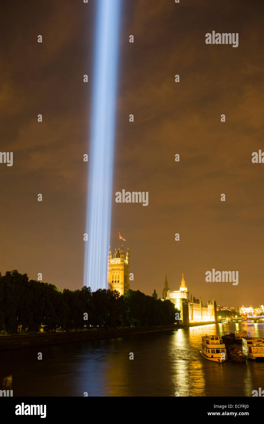 Gli spettri di installazione di arte a torre di Victoria Gardens. 4 agosto al 11 agosto 2014 Foto Stock