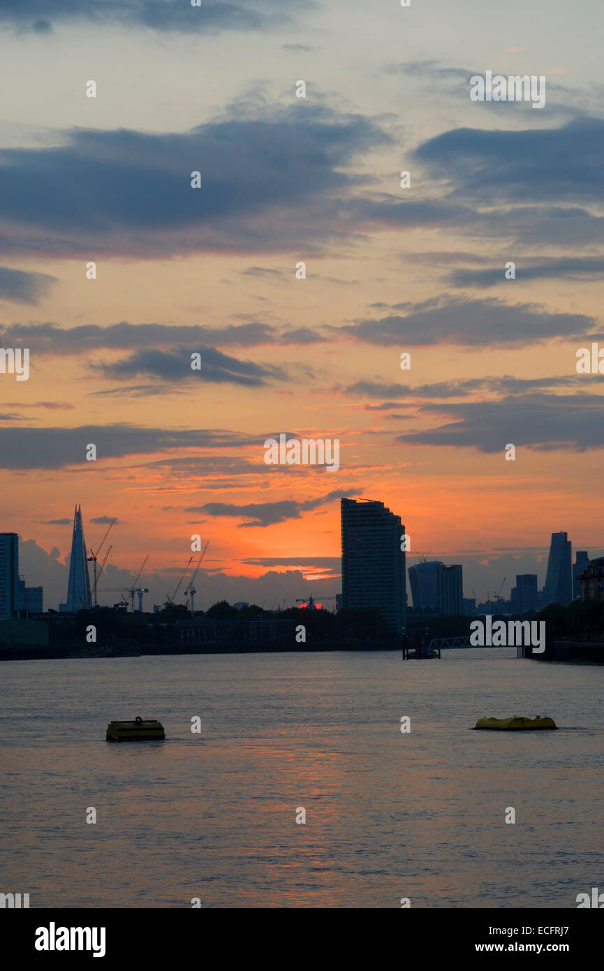 Lo skyline di Londra al tramonto dalle rive del tahmes a Greenwich Foto Stock