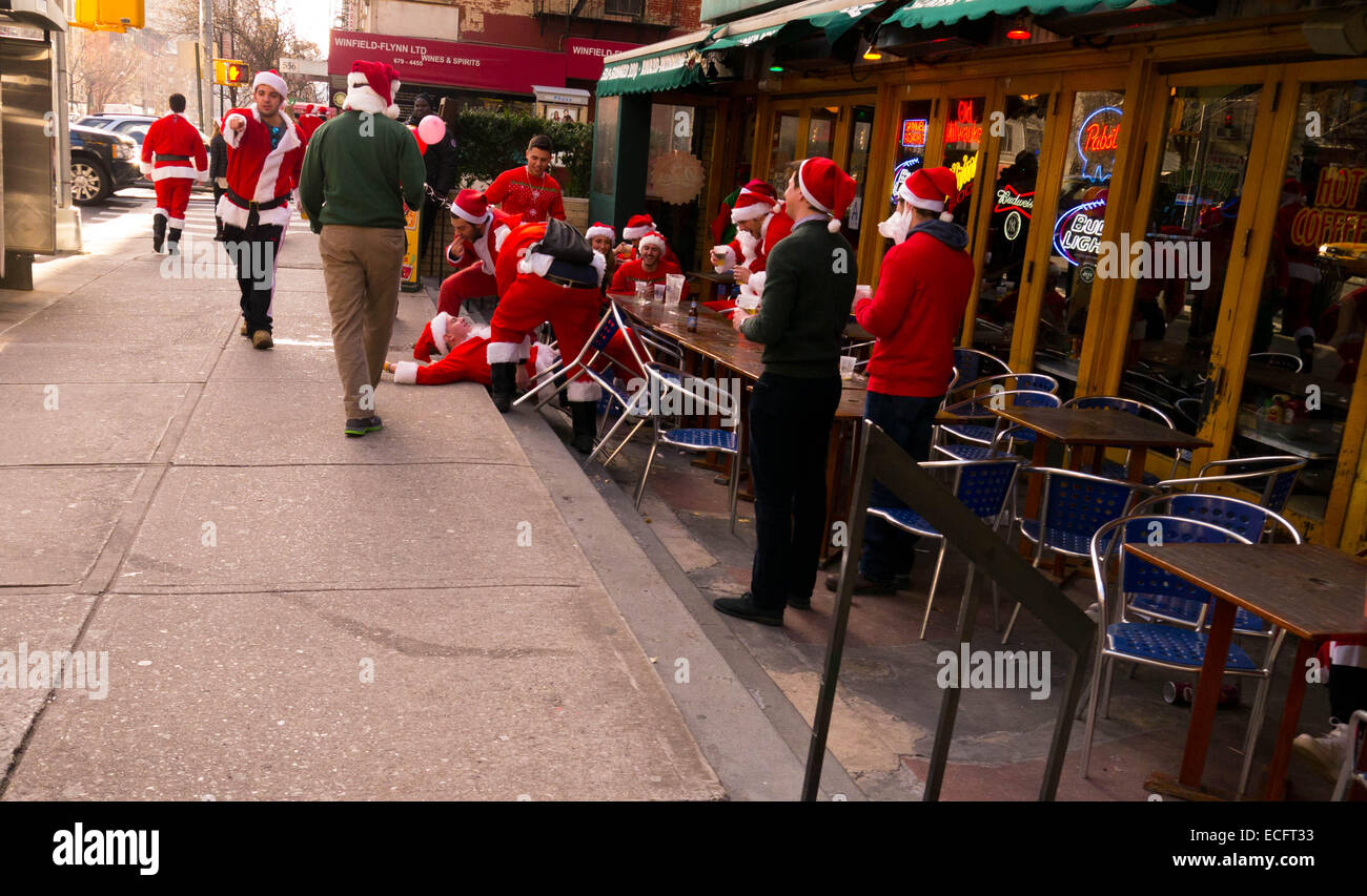 New York, Stati Uniti d'America. 13 dicembre, 2014. I festaioli vestiti da Babbo Natale durante l'annuale evento SantaCon Dicembre 13, 2014 in New York City. Credito: Donald bowers/Alamy Live News Foto Stock