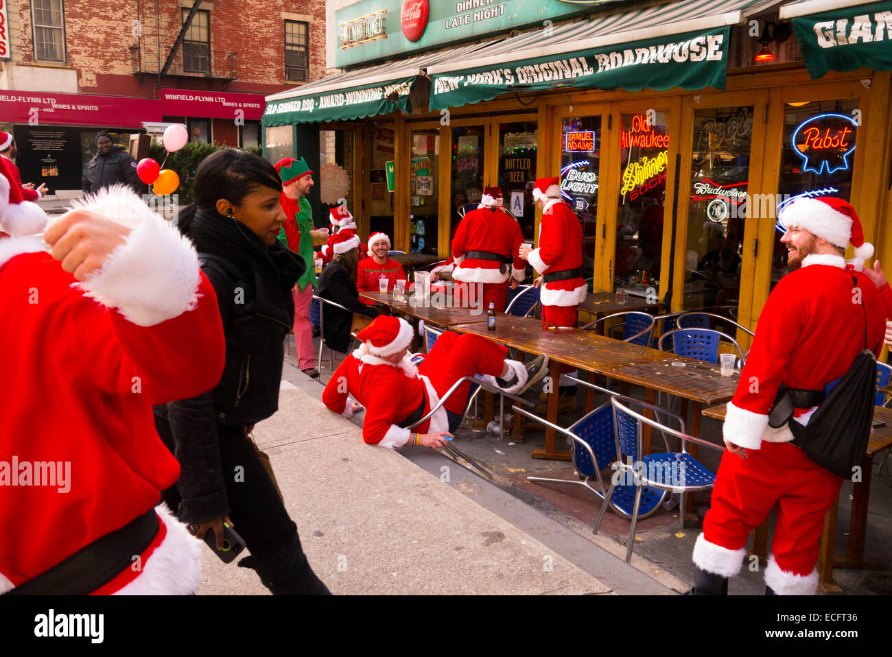 New York, Stati Uniti d'America. 13 dicembre, 2014. I festaioli vestiti da Babbo Natale durante l'annuale evento SantaCon Dicembre 13, 2014 in New York City. Credito: Donald bowers/Alamy Live News Foto Stock