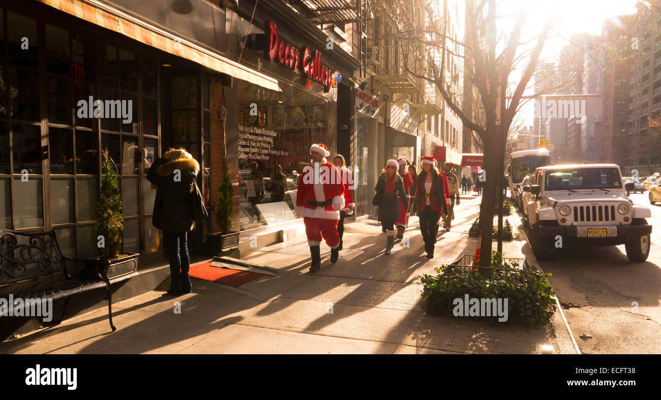 New York, Stati Uniti d'America. 13 dicembre, 2014. I festaioli vestiti da Babbo Natale durante l'annuale evento SantaCon Dicembre 13, 2014 in New York City. Credito: Donald bowers/Alamy Live News Foto Stock