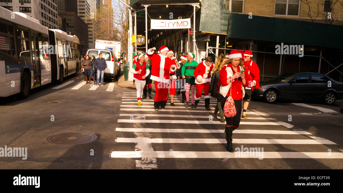 New York, Stati Uniti d'America. 13 dicembre, 2014. I festaioli vestiti da Babbo Natale durante l'annuale evento SantaCon Dicembre 13, 2014 in New York City. Credito: Donald bowers/Alamy Live News Foto Stock