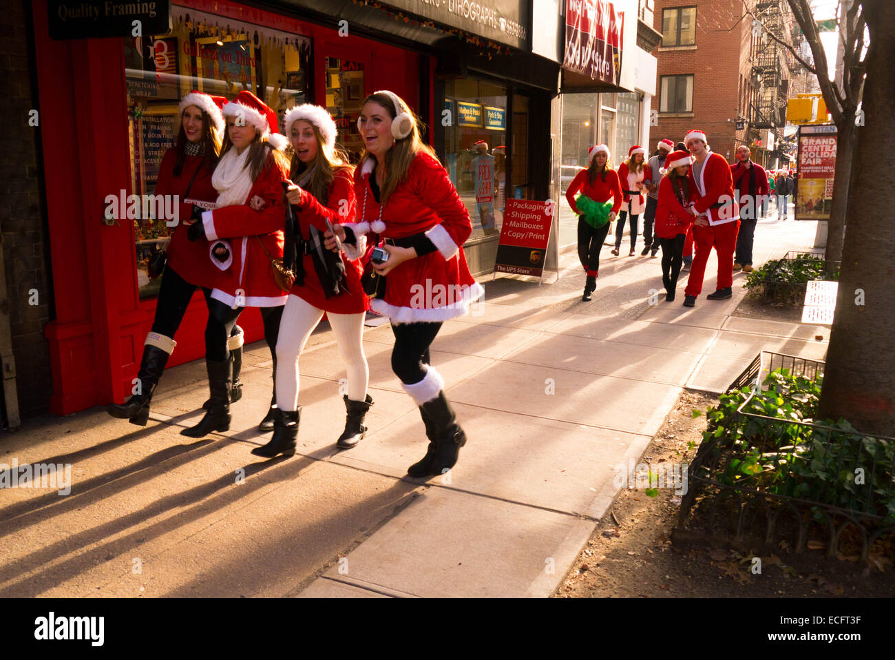 New York, Stati Uniti d'America. 13 dicembre, 2014. I festaioli vestiti da Babbo Natale durante l'annuale evento SantaCon Dicembre 13, 2014 in New York City. Credito: Donald bowers/Alamy Live News Foto Stock