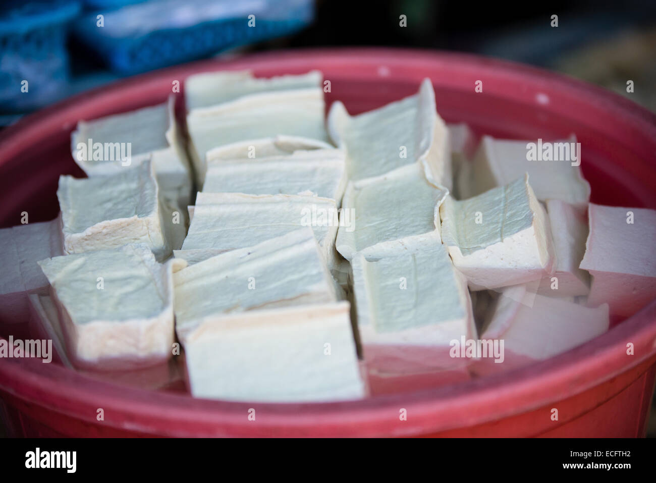 Tofu morbido per la vendita al mercato in tinta Foto Stock