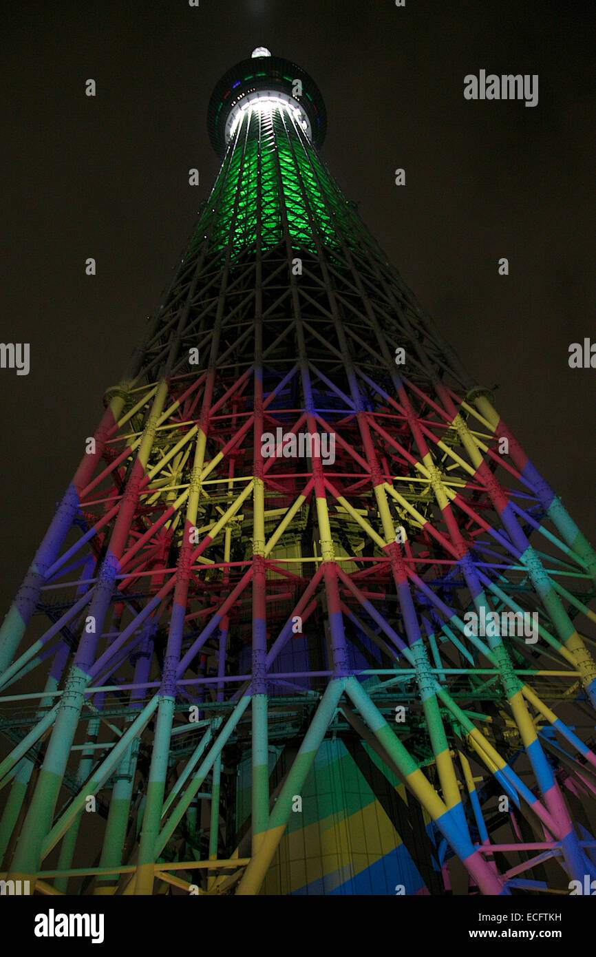 La Tokyo Skytree è illuminato con la proiezione su dicembre 12, 2014 a Tokyo, Giappone. Giappone della struttura più alto ottiene nello spirito di festa con una attività speciali chiamati 'Skytree sogno Natale' come ad esempio la mappatura di proiezione evento che si terrà dal 12 dicembre al 25. © Rodrigo Reyes Marin/AFLO/Alamy Live News Foto Stock