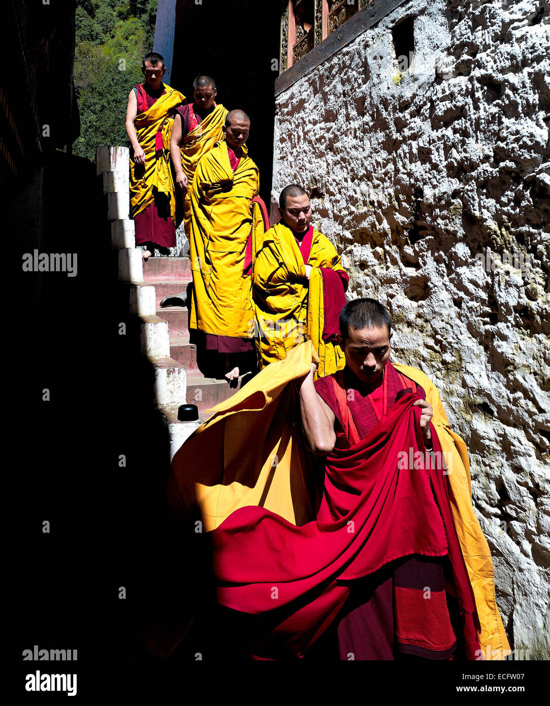I monaci buddisti a dzong in Bhutan Foto Stock