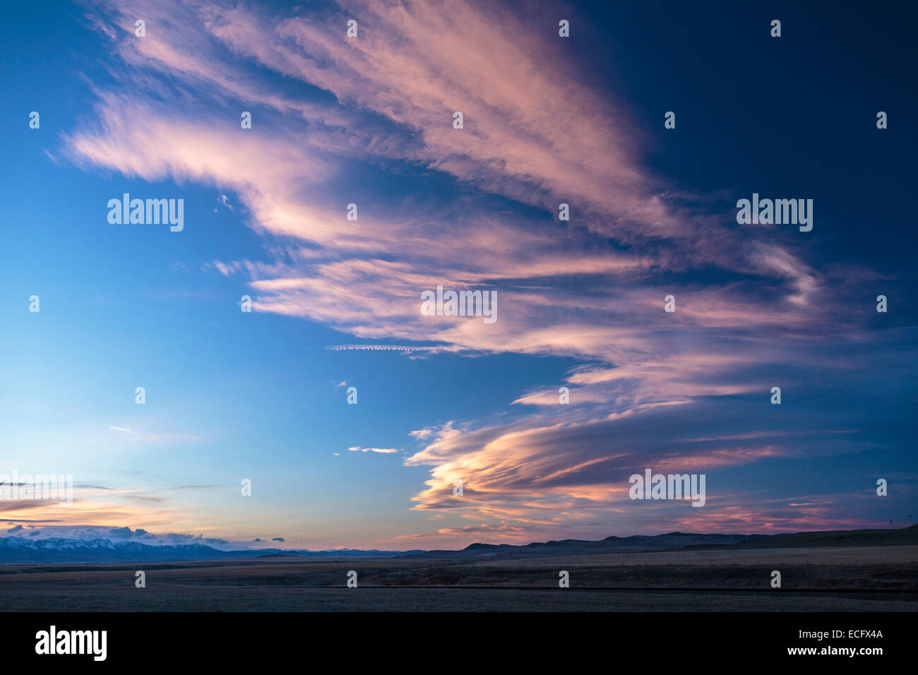Un arco di Chinook spazza la Southern Alberta praterie in prossimità del rullo di estrazione Creek Turbine eoliche punteggiano le colline al di sotto del cloud Foto Stock
