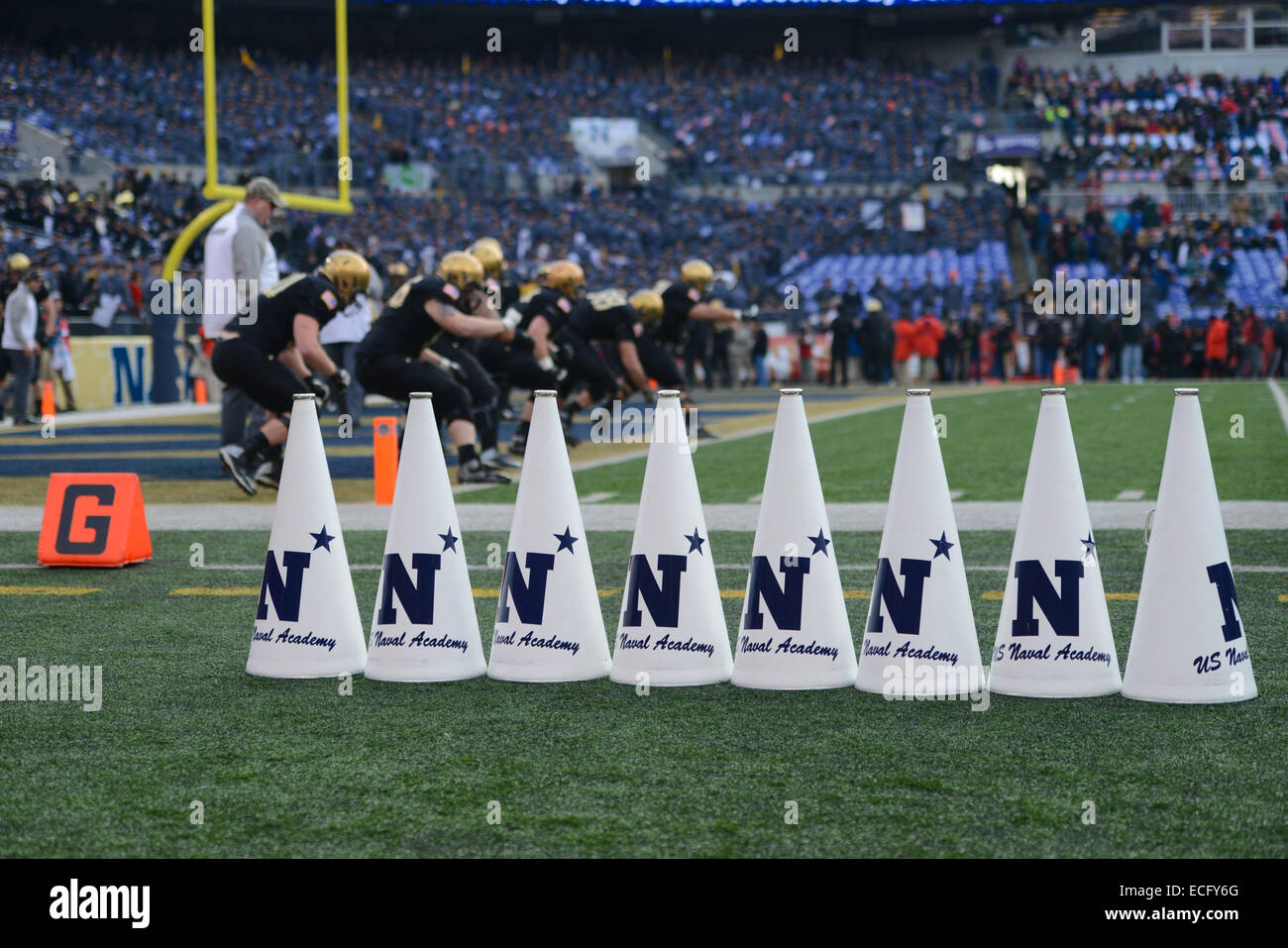 Dic 13, 2014 : Navy allietare le attrezzature si siede sul collaterale durante la 115match tra l esercito cavalieri neri e la marina militare aspiranti guardiamarina al gioco Army-Navy al M&T Bank Stadium di Baltimora, MD. Foto Stock