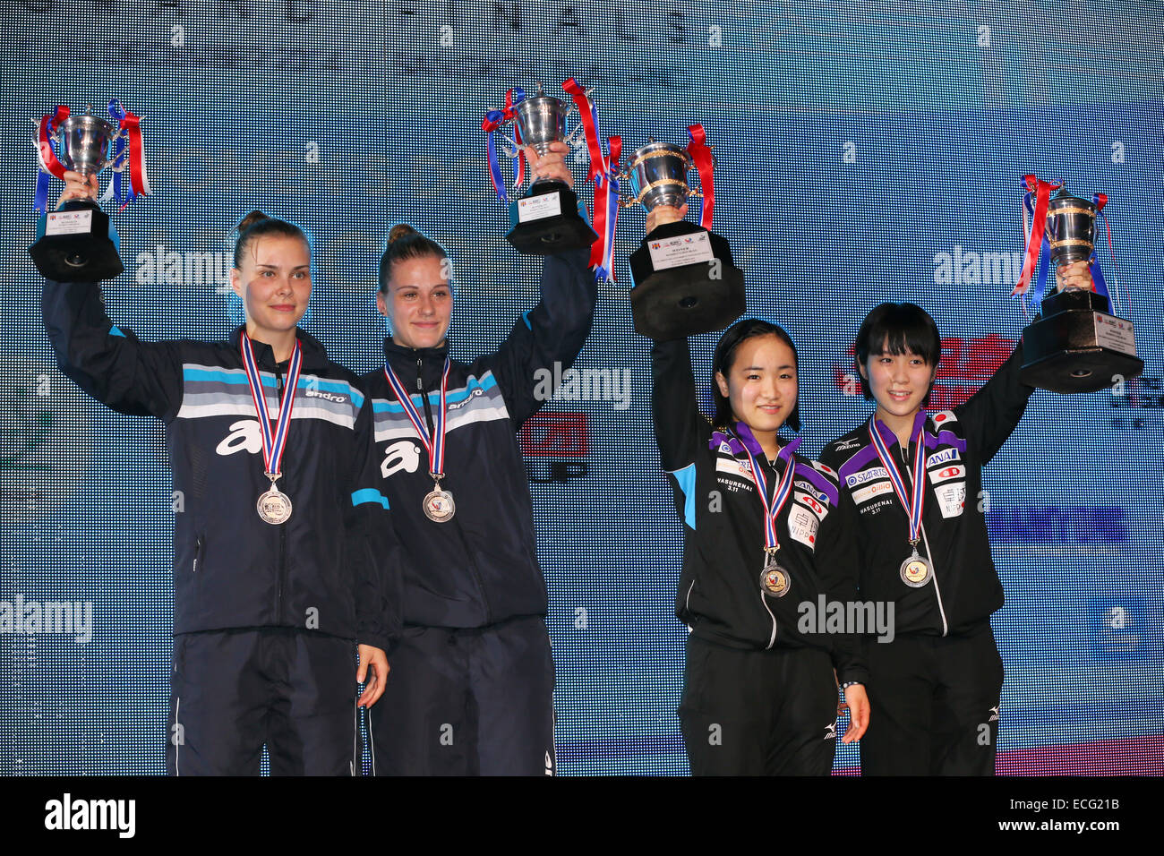 (L a R) Katarzyna Grzybowska, Natalia Partyka (POL), Mima Ito, Miu Hirano (JPN), 13 dicembre 2014 - Tennis da tavolo : GAC Gruppo 2014 ITTF World Tour Grand Finals di doppio femminile Cerimonia di Premiazione al Palasport Huamark, Bangkok, Thailandia © YUTAKA AFLO/sport/Alamy Live News Foto Stock