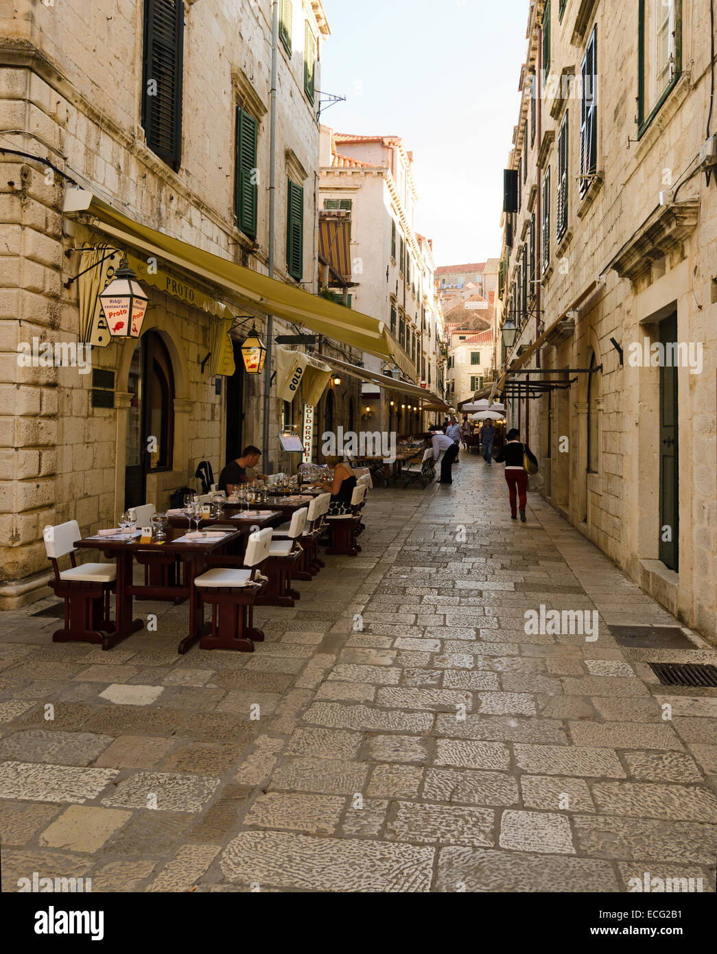 DUBROVNIK, Croazia - 15 Maggio 2013: tabelle di un ristorante di strada nella città vecchia di Dubrovnik. Il 15 maggio 2013 a Dubrovnik, Croa Foto Stock