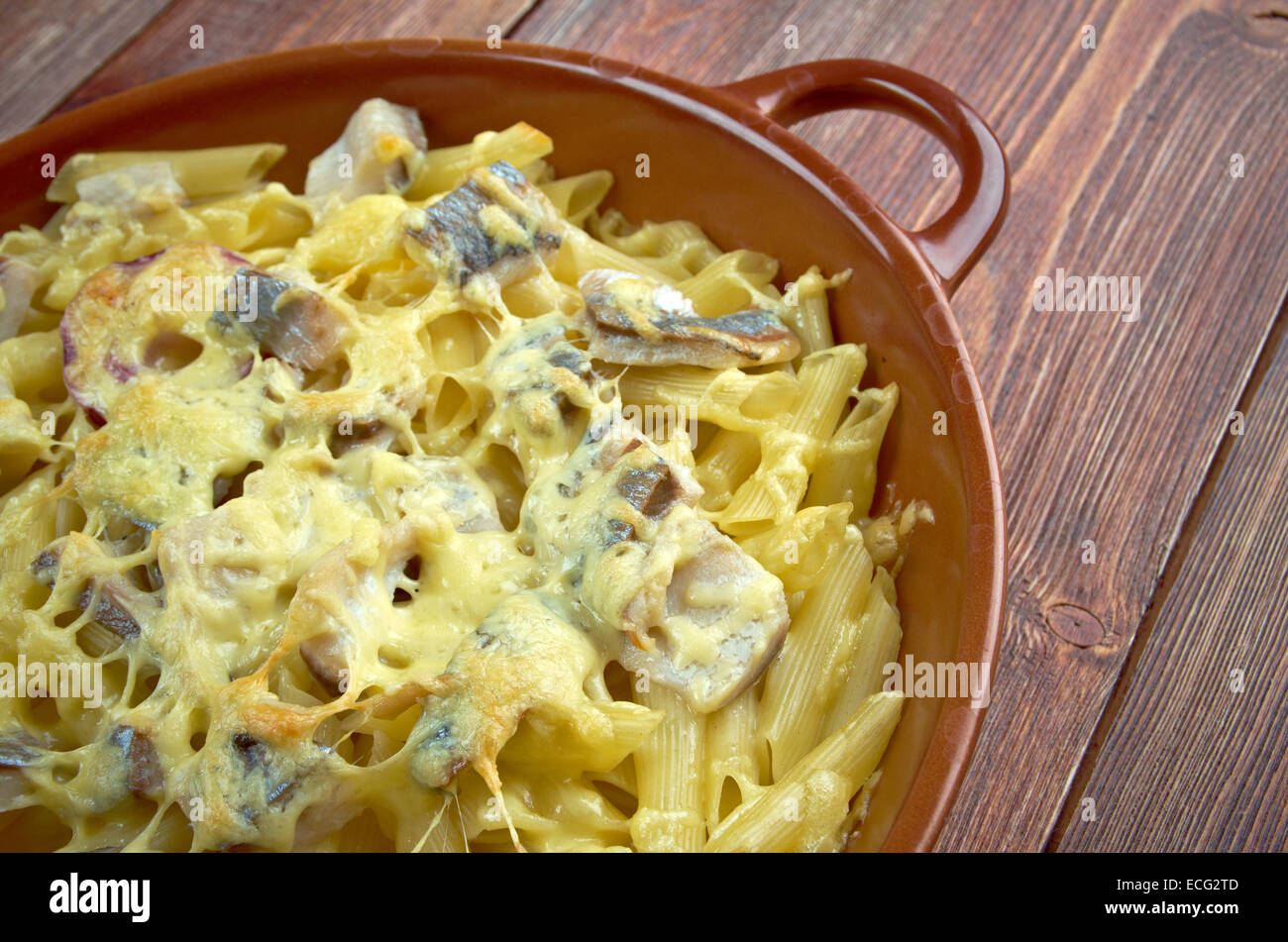 Pasta al forno penne con sgombri e formaggio Foto Stock