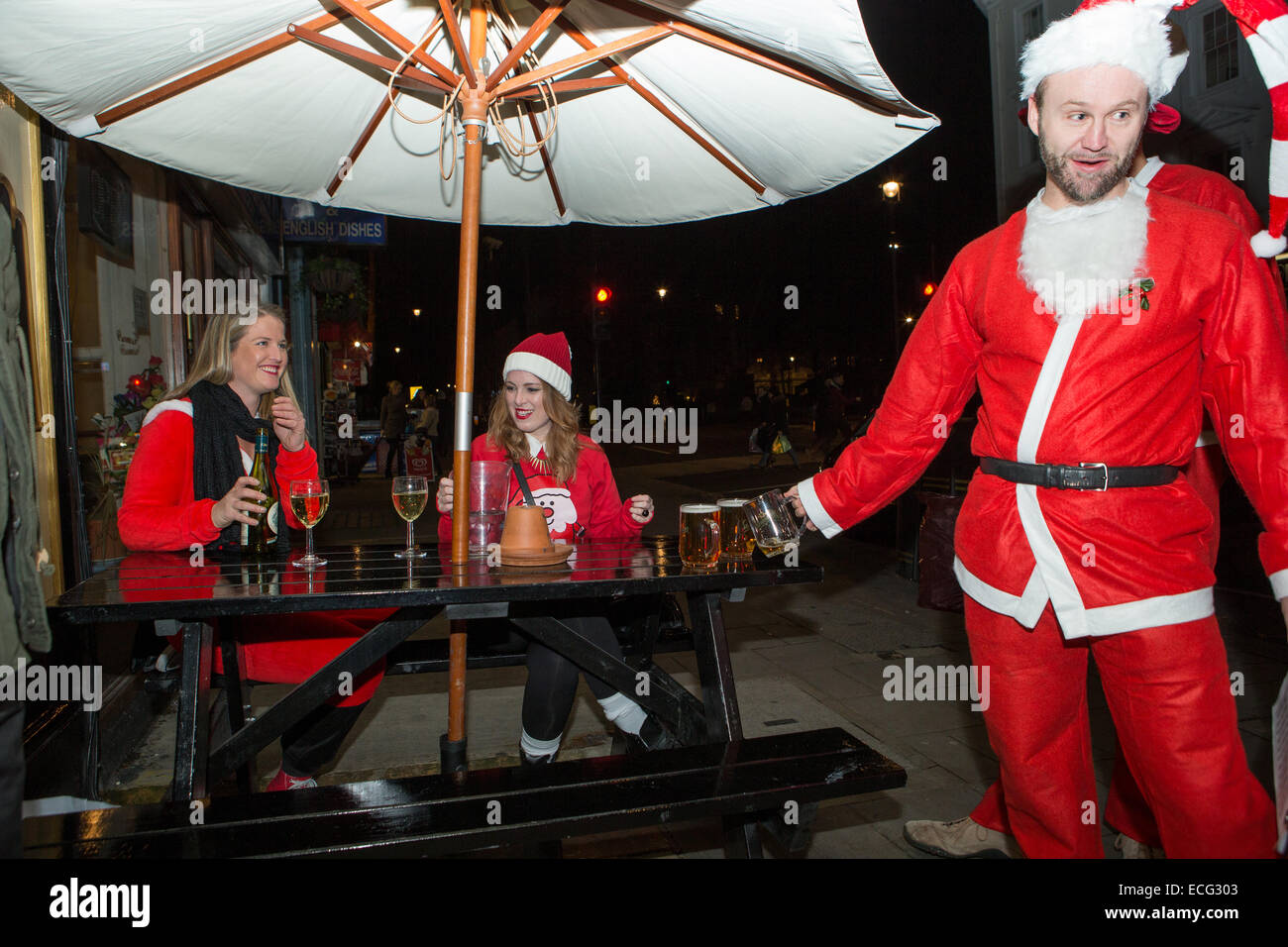 Londra, Regno Unito. 13 dicembre, 2014. In una tradizione che risale al 2004, dopo aver completato i loro preparativi di Natale un sacco di Babbo Natale è venuto fuori di Londra. Essi sono stati la raccolta di fondi per il St Christopher's Hospice a sud di Londra e avente un paio di drink prima del loro giorno più trafficato dell'anno. Credito: Neil Cordell/Alamy Live News Foto Stock
