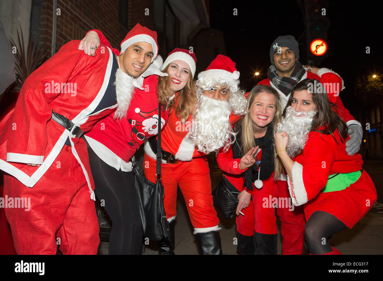 Londra, Regno Unito. 13 dicembre, 2014. In una tradizione che risale al 2004, dopo aver completato i loro preparativi di Natale un sacco di Babbo Natale è venuto fuori di Londra. Essi sono stati la raccolta di fondi per il St Christopher's Hospice a sud di Londra e avente un paio di drink prima del loro giorno più trafficato dell'anno. Credito: Neil Cordell/Alamy Live News Foto Stock