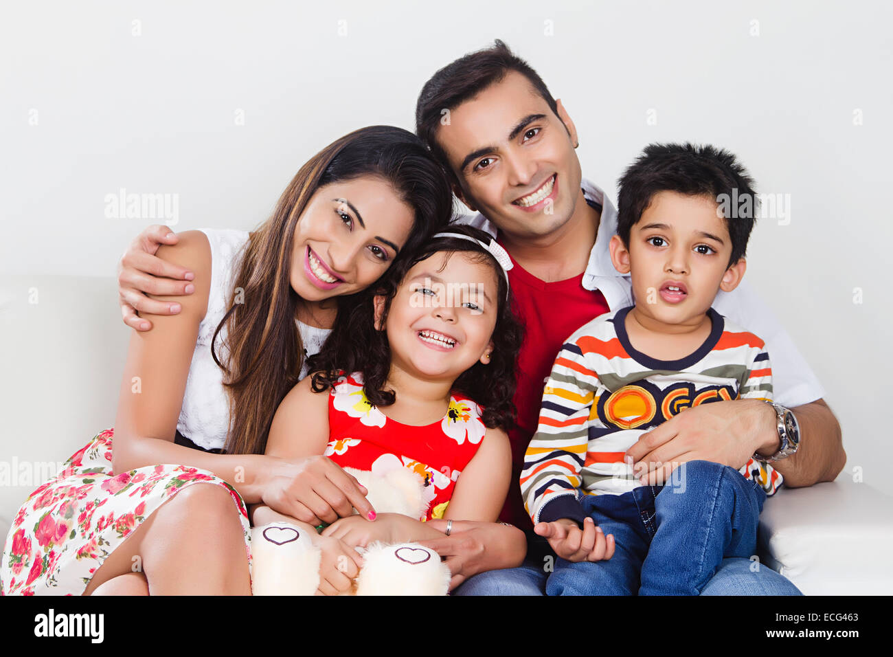 Indian i genitori con bambini godono Foto Stock