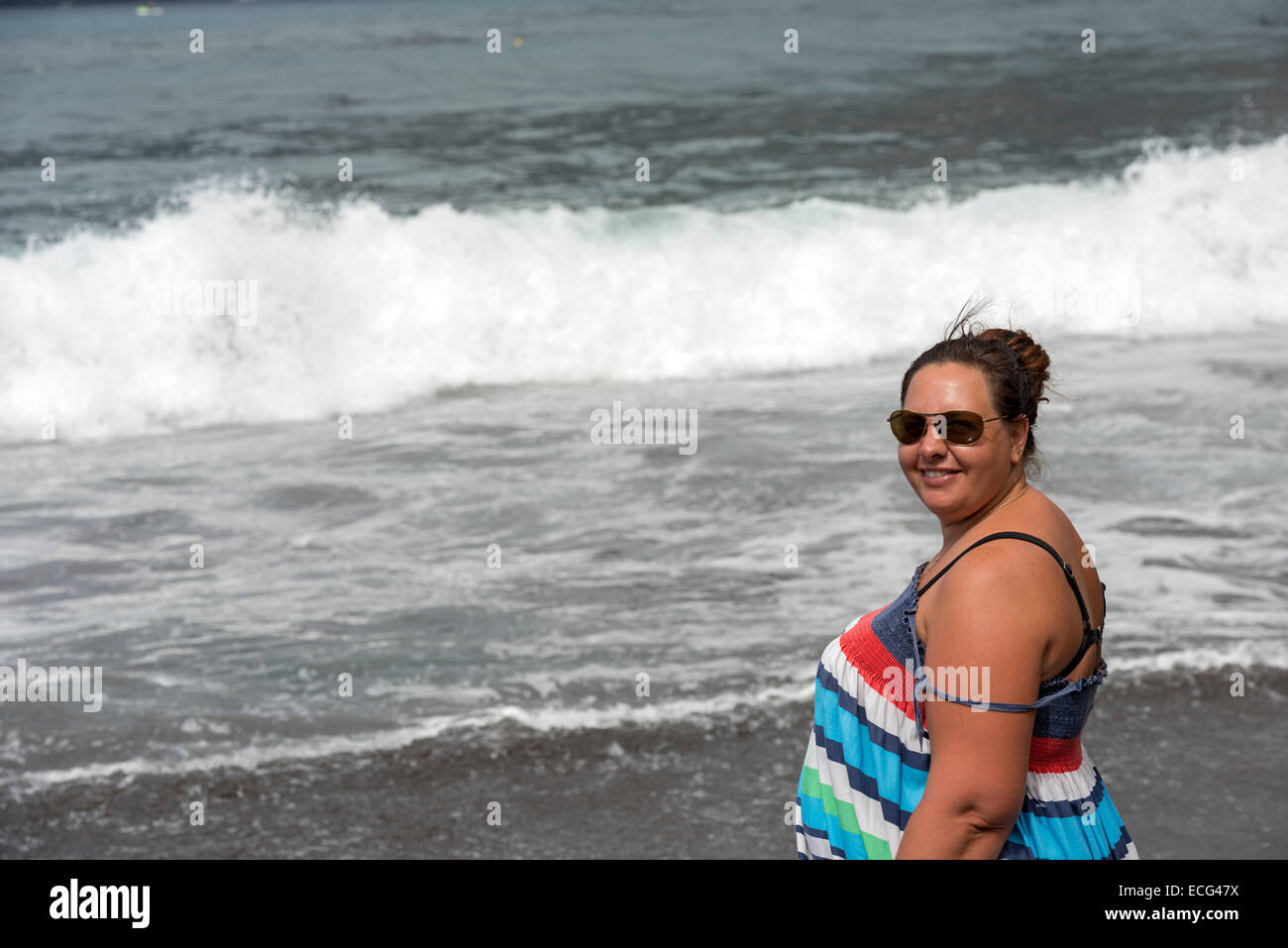 Vita ritratto di metà donna adulta su onde da surf sfondo. Foto Stock