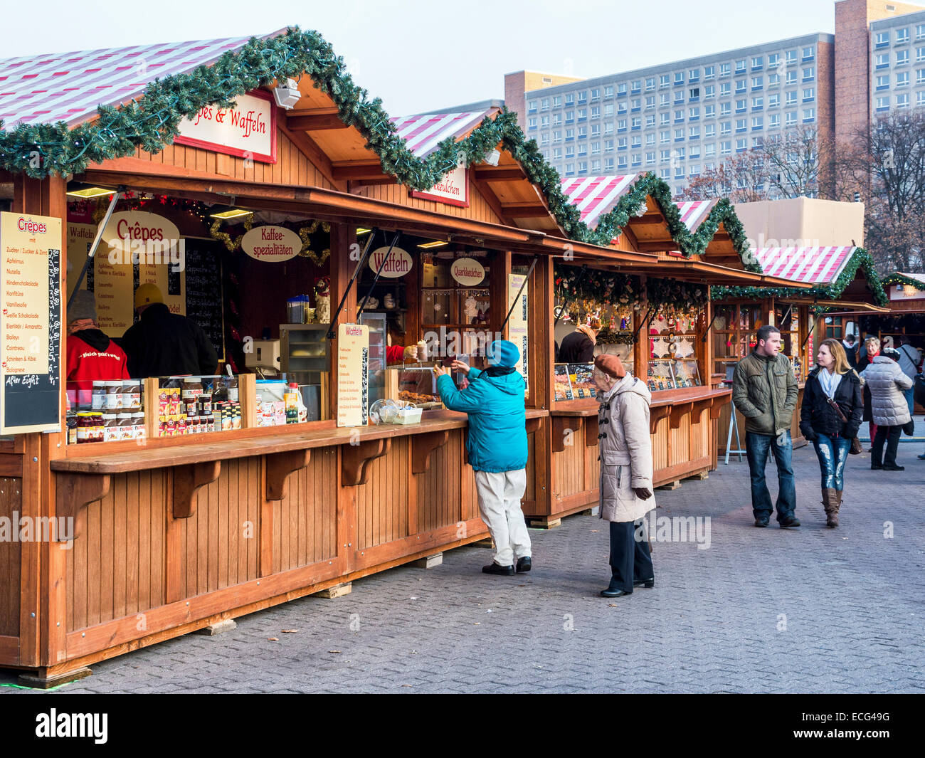 Mercato di Natale, Berliner Weihnachtszeit e bancarelle che vendono cibo festoso weihnachtsmarkt ad Alexanderplatz, nel quartiere Mitte di Berlino,UE Foto Stock