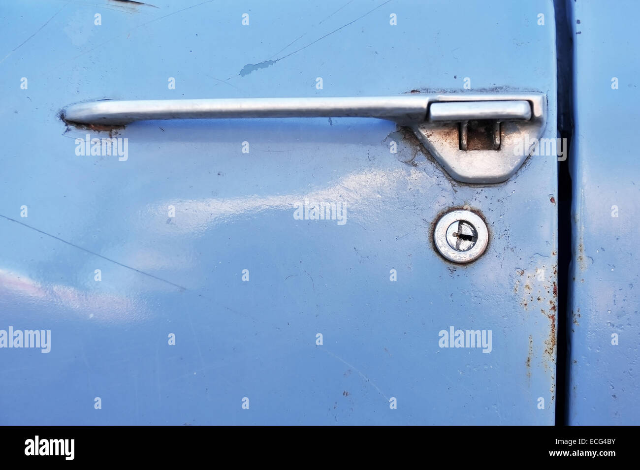 Immagine ravvicinata con un vecchio e rusty auto serratura della porta Foto Stock