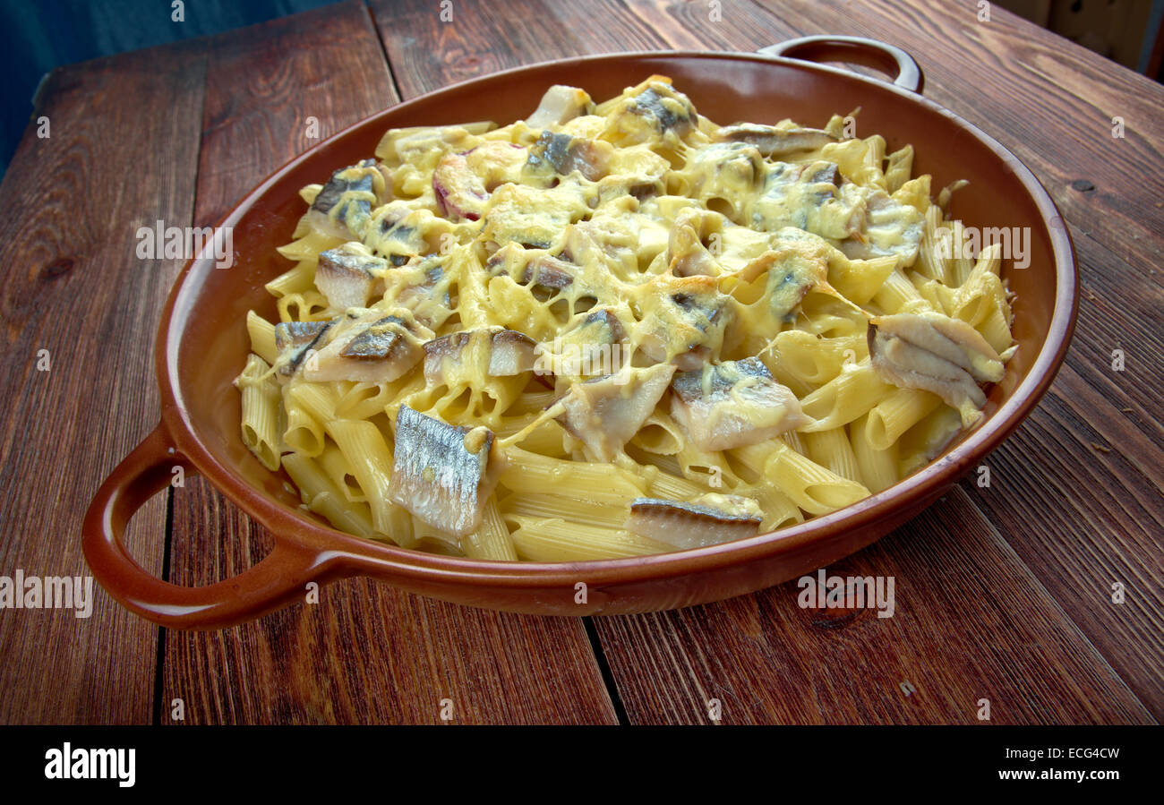 Pasta al forno penne con sgombri e formaggio Foto Stock