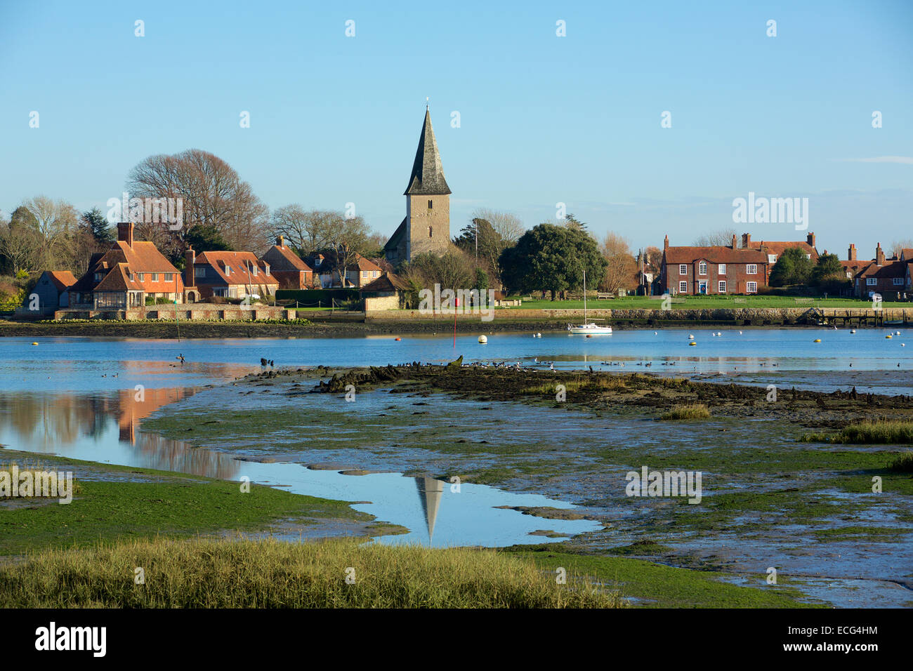 Il pittoresco villaggio. Tipico villaggio waterside in Inghilterra. La chiesa del villaggio è prominente nella foto. Foto Stock