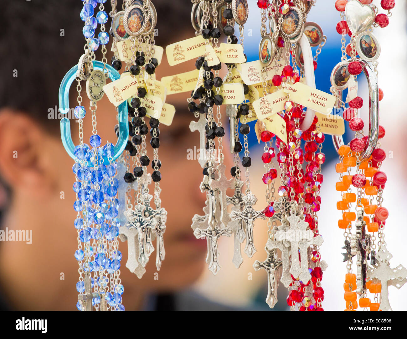 Crocifissi in stallo di mercato al di fuori di una chiesa in Spagna Foto Stock