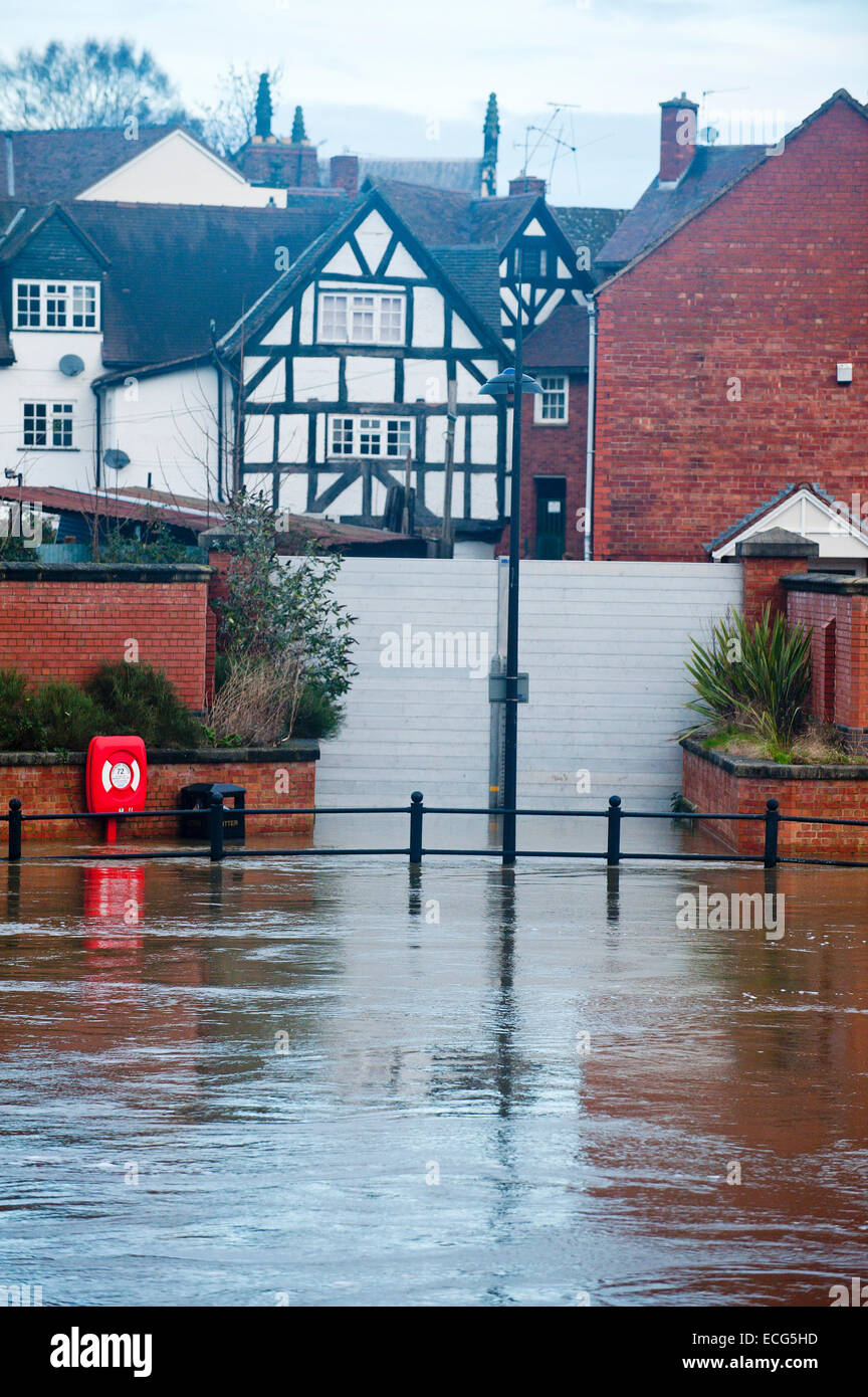 Shrewsbury, Shropshire, Regno Unito. Il 14 dicembre, 2014. Il fiume Severn burst si tratta di banche che provocano inondazioni per parti della città. Credito: Graham M. Lawrence/Alamy Live News. Foto Stock