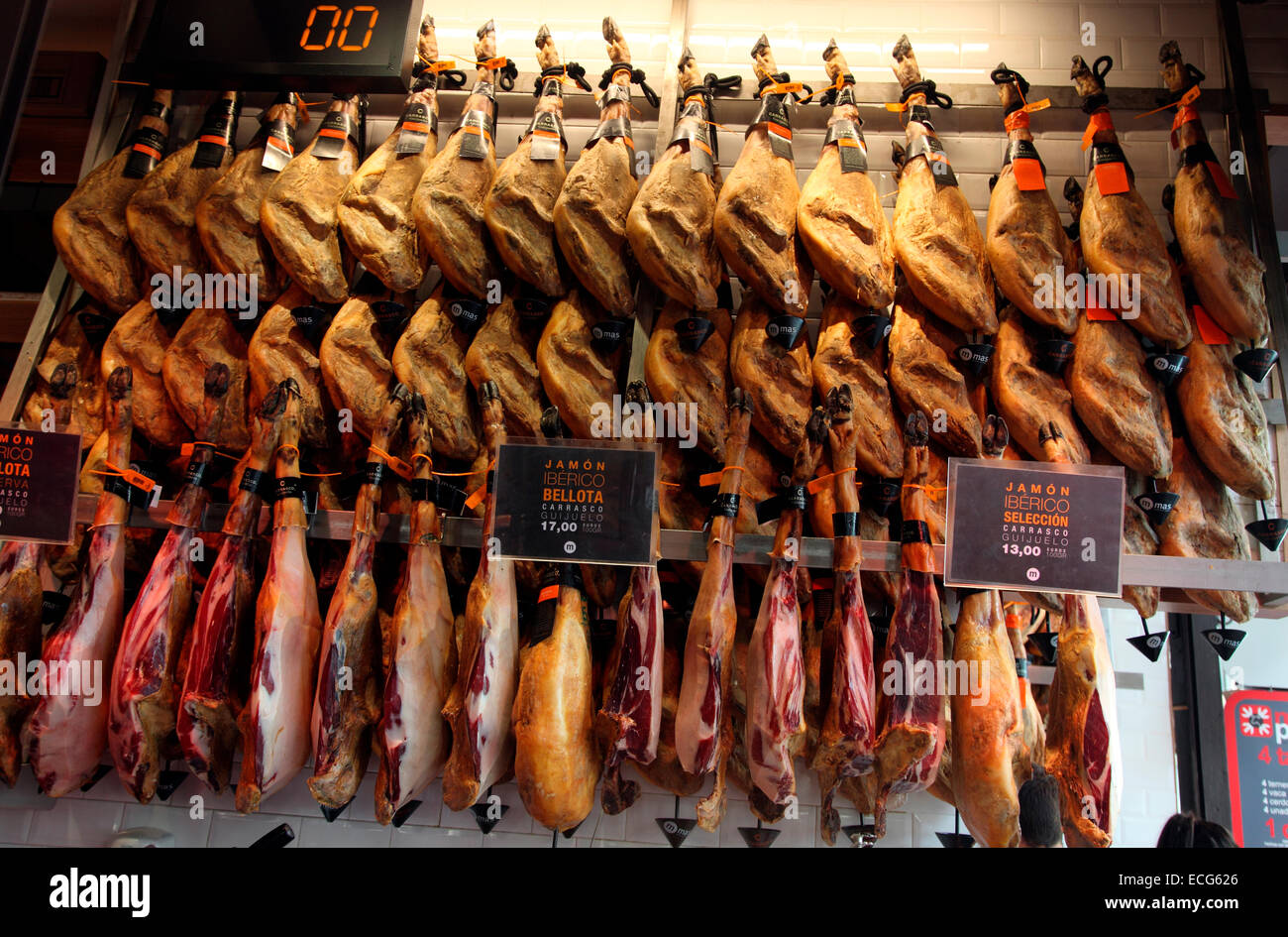 I prosciutti spagnoli in vendita in San Miguel Mercato in Madrid. Foto Stock