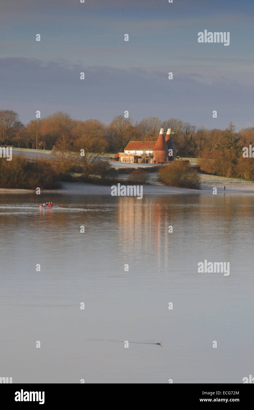 Ticehurst, East Sussex, Regno Unito. 14th dicembre 2014. Tempo nel Regno Unito: L'attività inizia su acqua nota di Bewl Grebe in primo piano. Una mattinata gloriosa nella campagna del Sussex Foto Stock