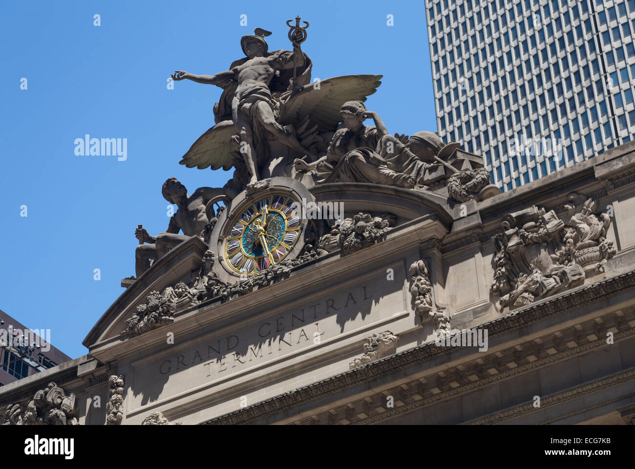 La Grand Central Station orologio del terminale e le sculture di Manhattan, New York City Foto Stock