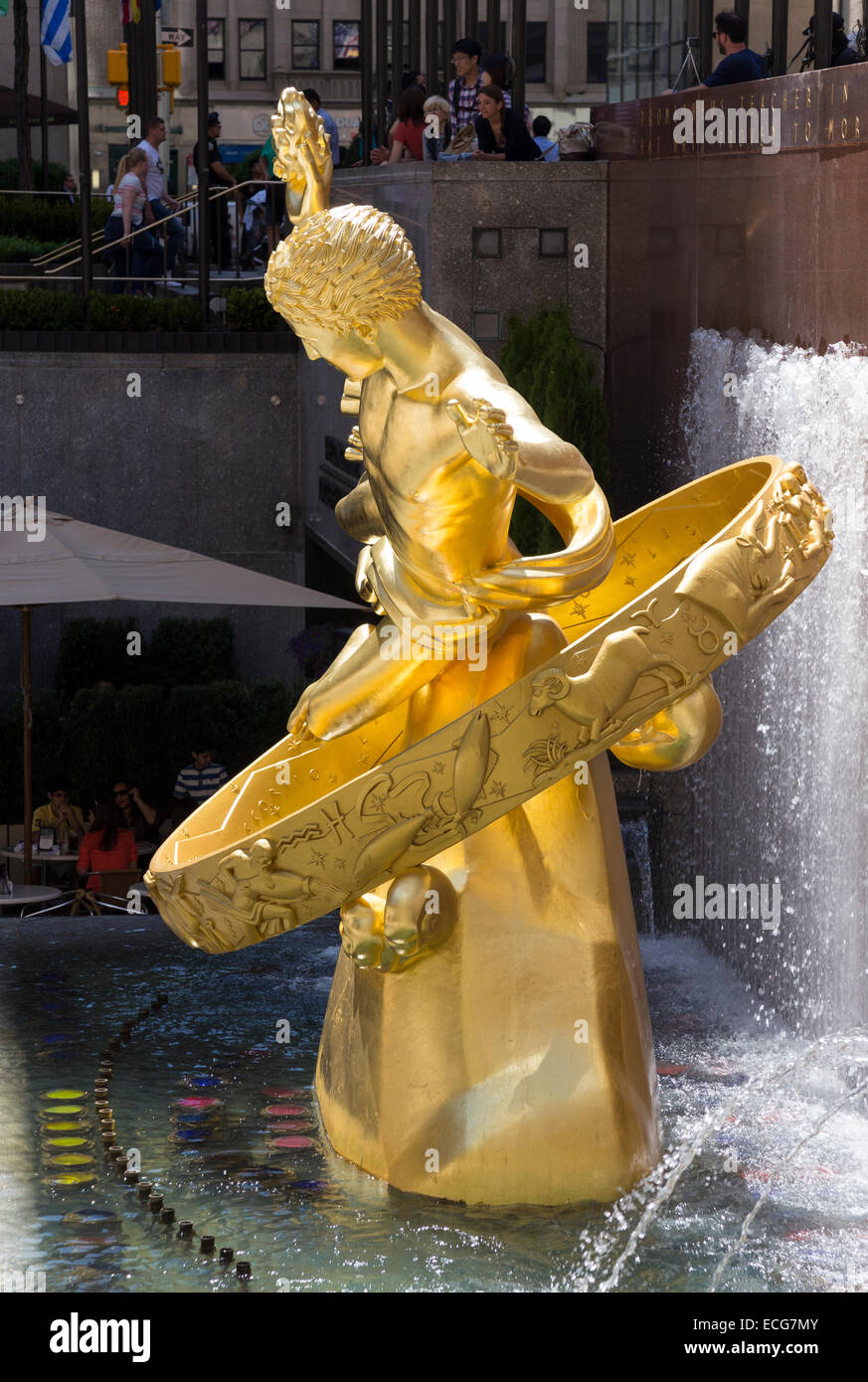 Paul Manship's bronz dorato.e statua di Promtheus in fron di Rockefeller Plaza di New York City Foto Stock