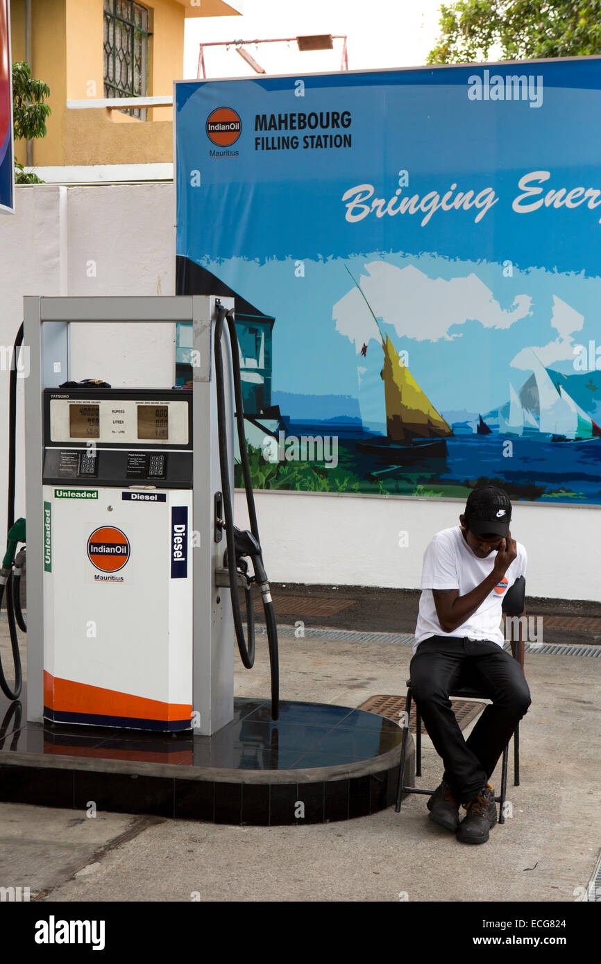 Maurizio, Mahebourg, centro città, olio indiano stazione di benzina, responsabile utilizzando il telefono cellulare sul piazzale antistante Foto Stock