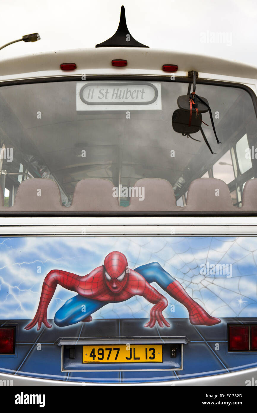 Maurizio, Mahebourg, Spiderman design airbrushed dipinta sul retro del bus locale Foto Stock
