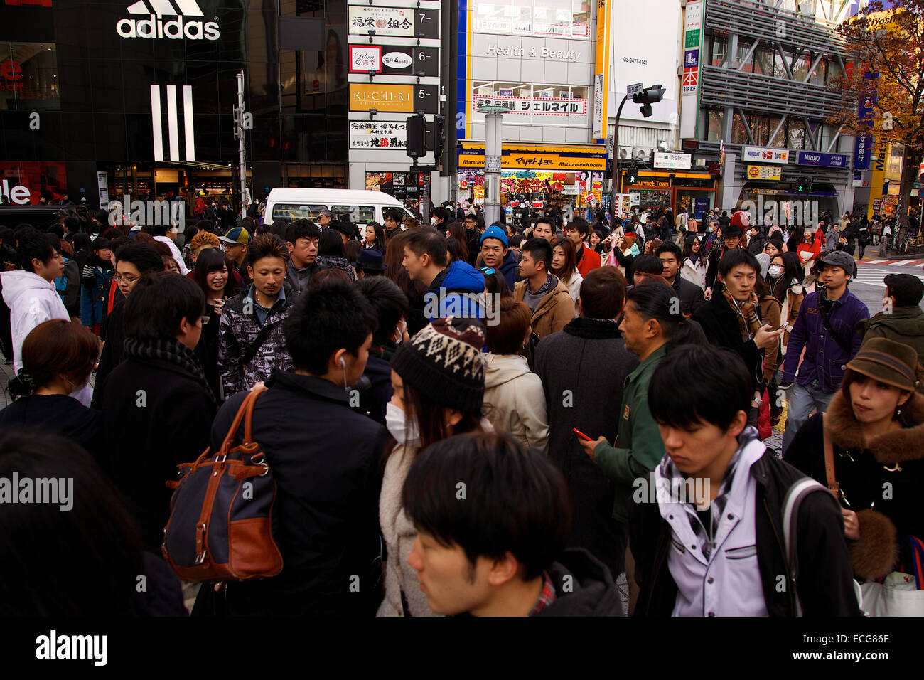 La gente va a shopping in zona di Shibuya durante la casa inferiore elezione del giorno il 14 dicembre 2014. Il Giappone del generale elezione ha avviato in tutto il paese con più di 48.000 seggi aperti domenica dalle 7 del mattino alle 8 di sera. In questa elezione 1191 i candidati sono in lizza per 475 posti a sedere. L affluenza alle urne potrebbe hanno toccato. © Rodrigo Reyes Marin/AFLO/Alamy Live News Foto Stock