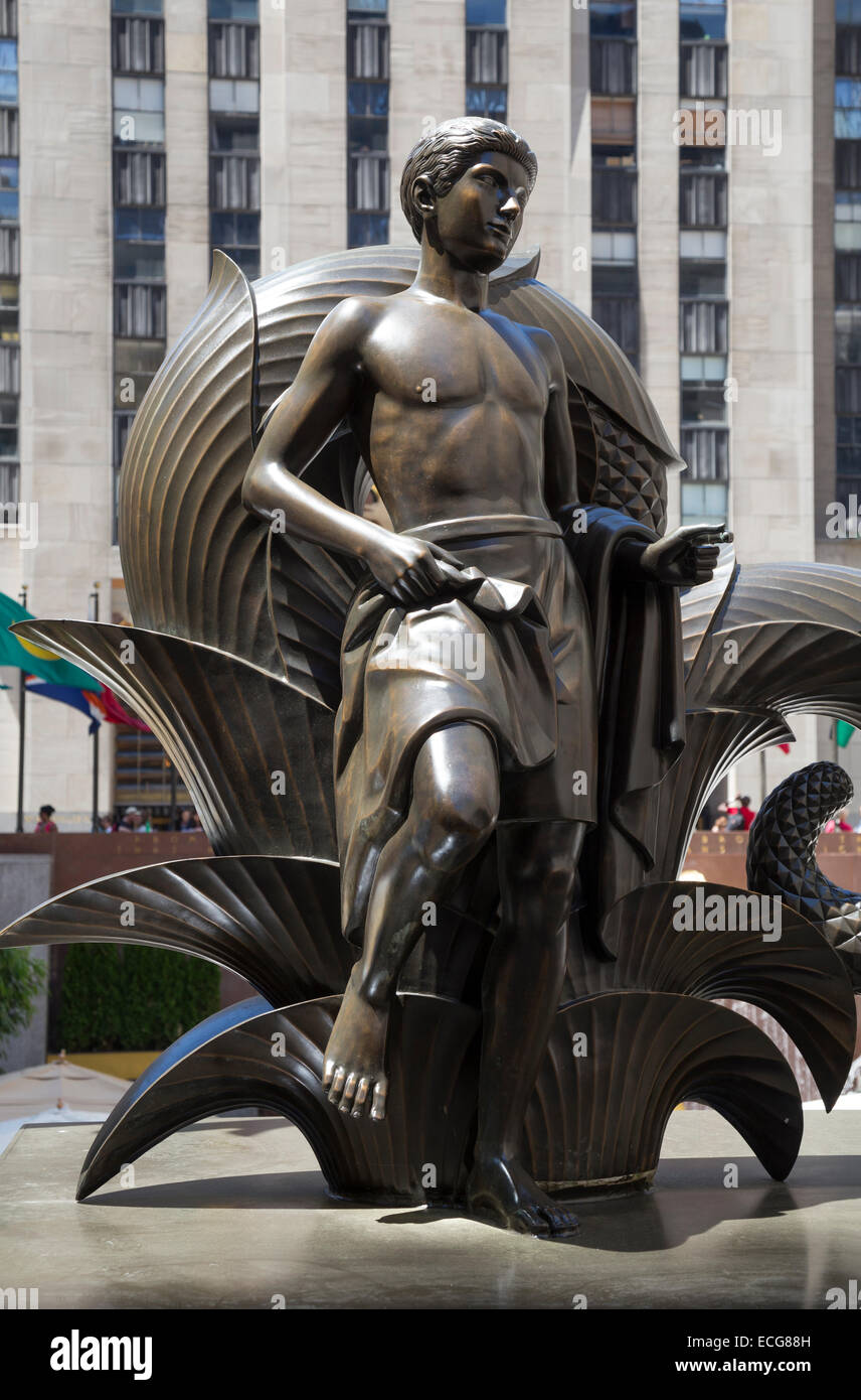 1936 cast statua in bronzo "Gioventù" di Paul Manship nel Sunken Plaza, Rockefeller Center, Midtown Manhattan, New York. Foto Stock